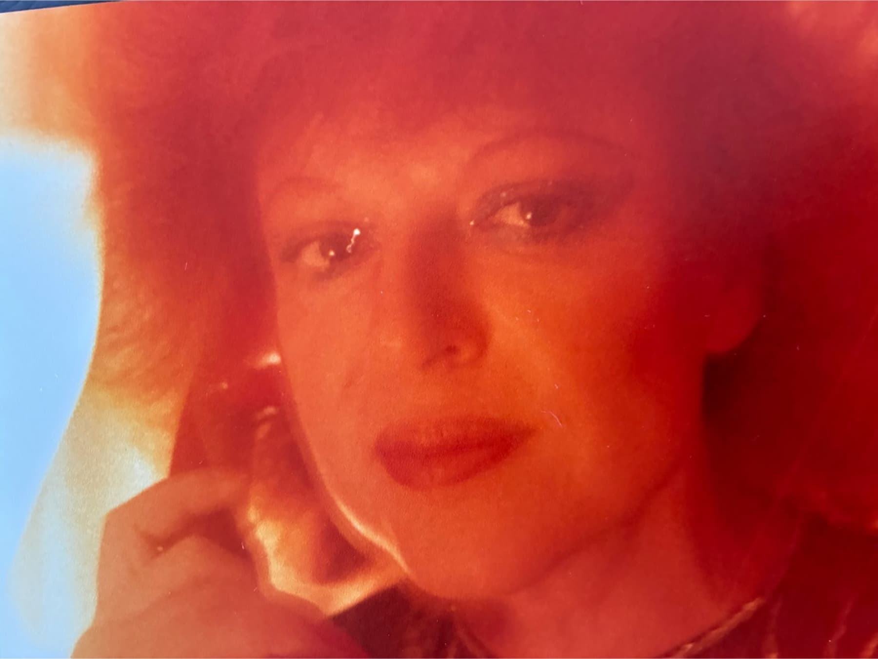 Régine — en rouge